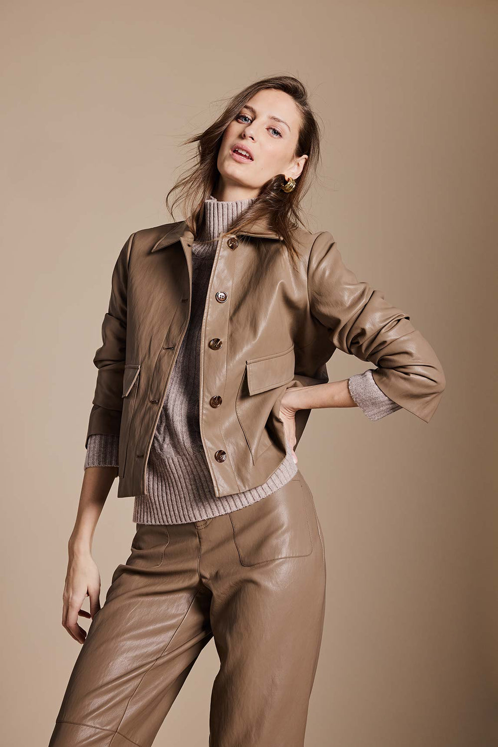 Kurzjacke in veganem Leder | Taupe