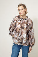 Bluse in Lyocell-Crepe mit Print | Taupe Clouds
