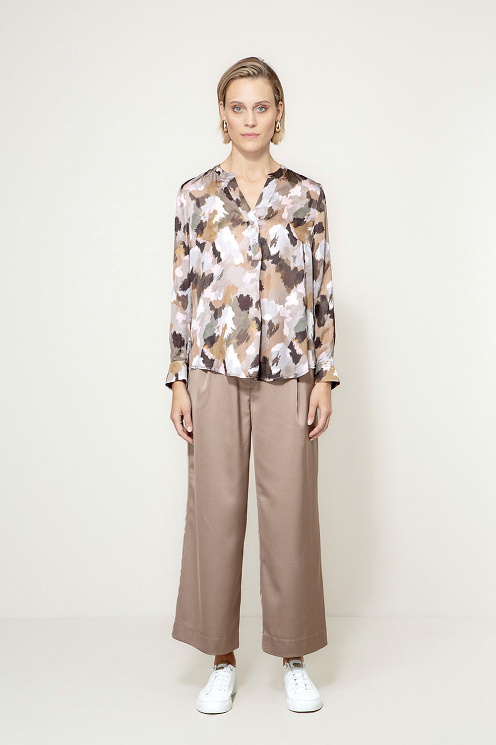 Bluse in Viscose Satin mit Print | Taupe Tide