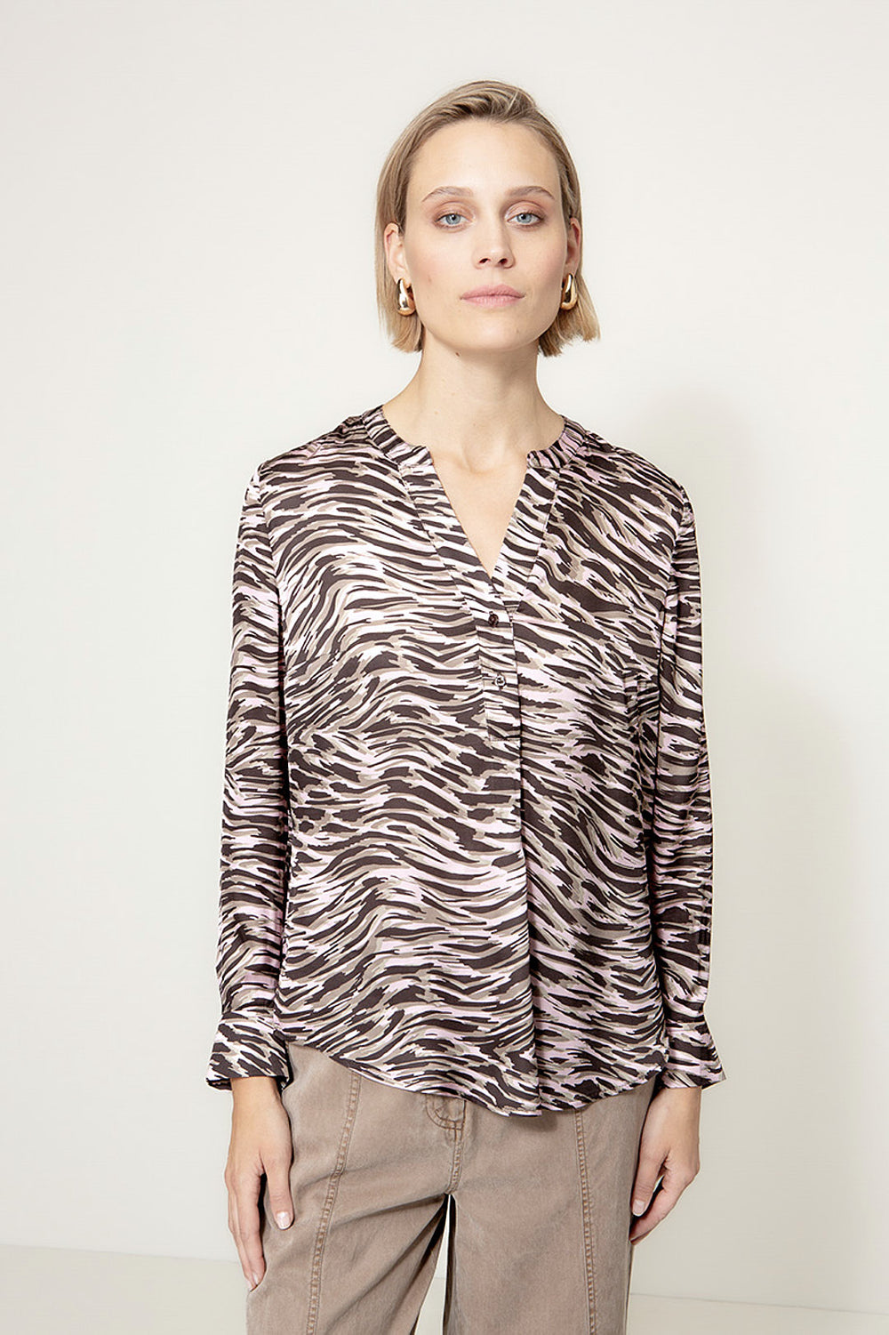 Bluse in Viscose Satin mit Print | Taupe Clouds