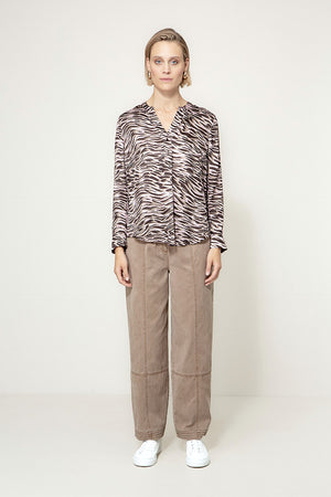 Bluse in Viscose Satin mit Print | Taupe Clouds