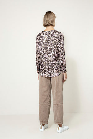 Bluse in Viscose Satin mit Print | Taupe Clouds