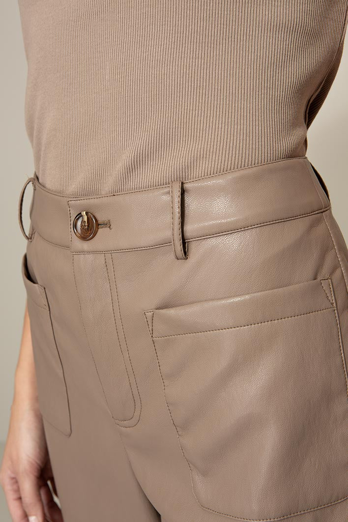 Hose in veganem Leder