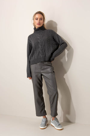 Rollkragenpullover mit Zopfmuster