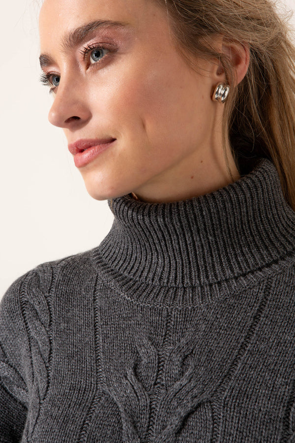 Rollkragenpullover mit Zopfmuster