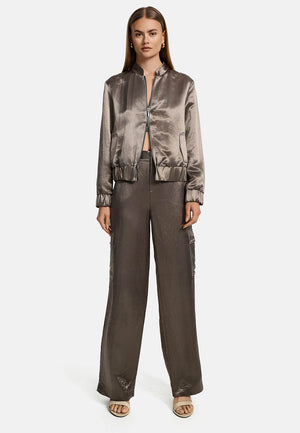 Cargo style trousers in luxurious satin triacetate | olive 